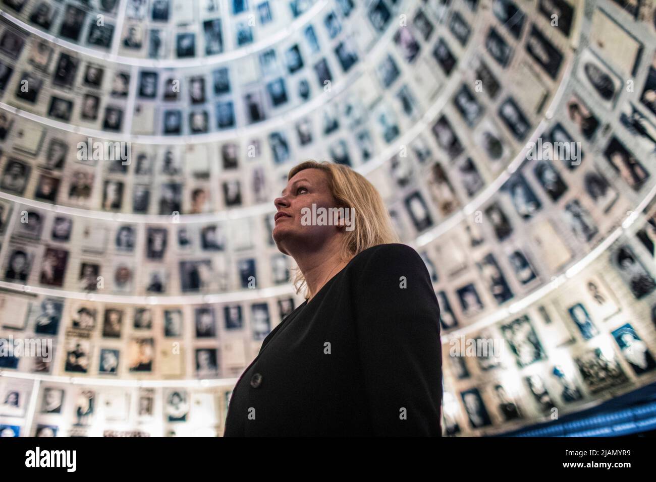 Gerusalemme, Israele. 31st maggio 2022. Il ministro tedesco dell'interno e della Comunità Nancy Faeser si trova nella Sala dei nomi durante la sua visita al museo commemorativo dell'Olocausto di Yad Vashem. Credit: Ilia Yefimovich/dpa/Alamy Live News Foto Stock