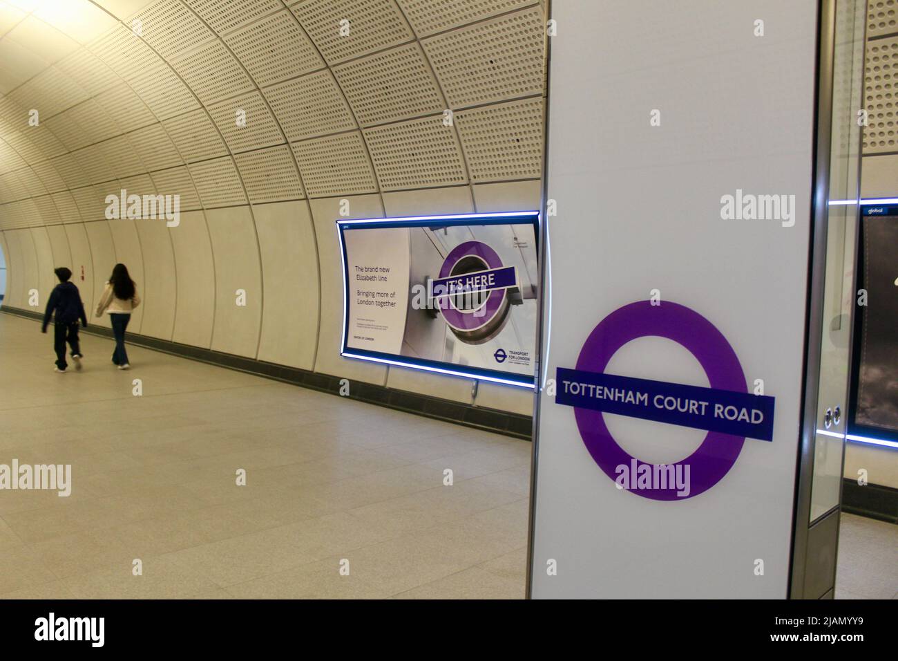 La nuova ferrovia trasversale della linea elizabeth alla stazione stradale di tottenham Court london UK Foto Stock