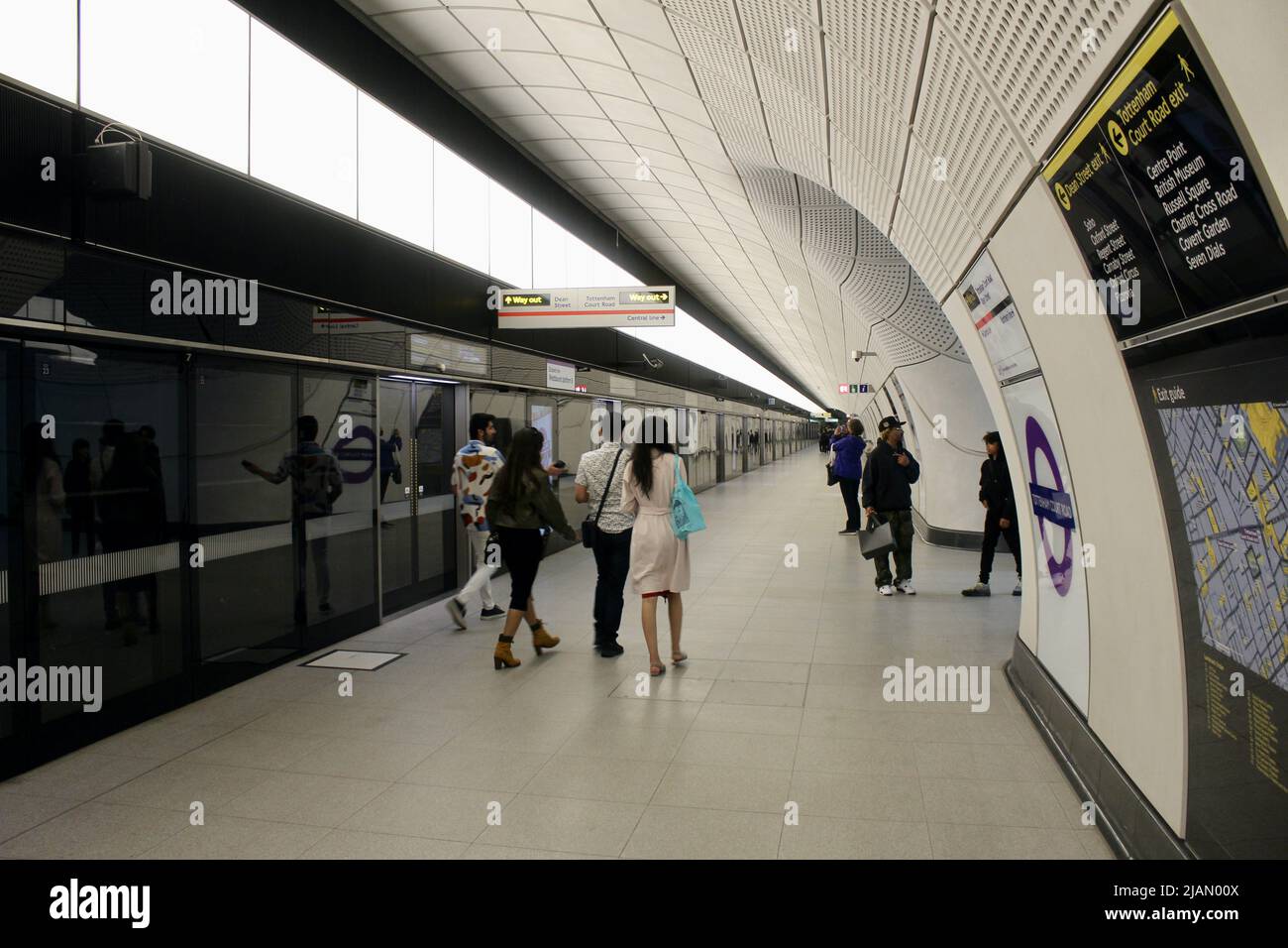 La nuova ferrovia trasversale della linea elizabeth alla stazione stradale di tottenham Court london UK Foto Stock