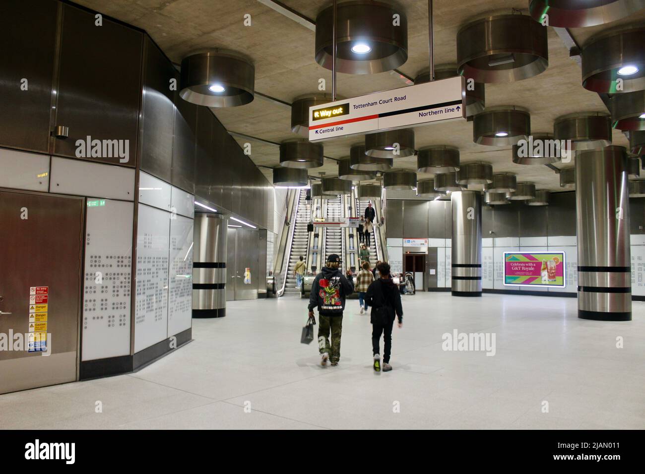 La nuova ferrovia trasversale della linea elizabeth alla stazione stradale di tottenham Court london UK Foto Stock