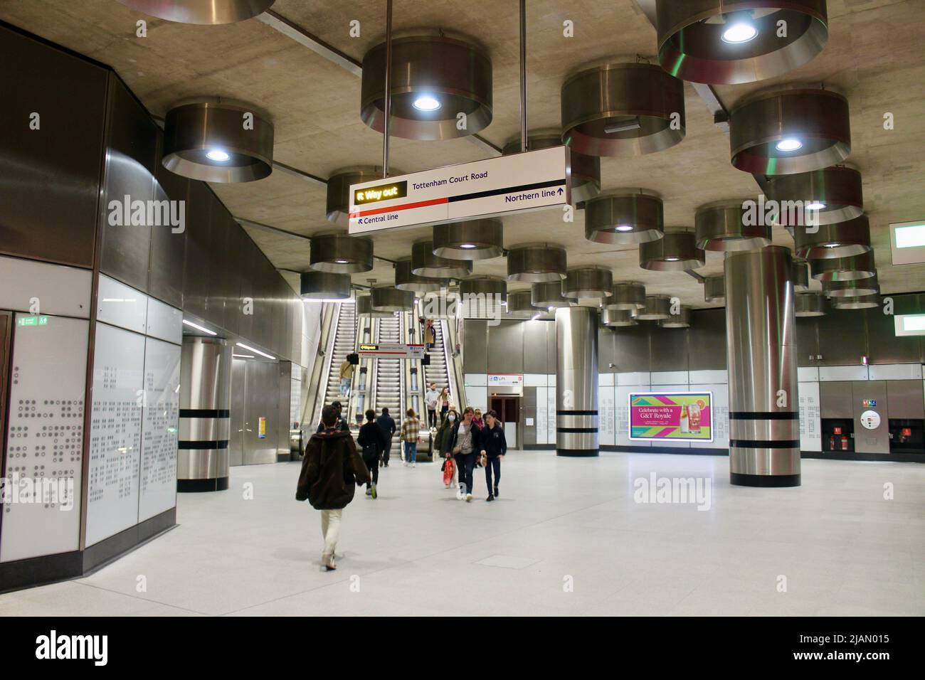 La nuova ferrovia trasversale della linea elizabeth alla stazione stradale di tottenham Court london UK Foto Stock