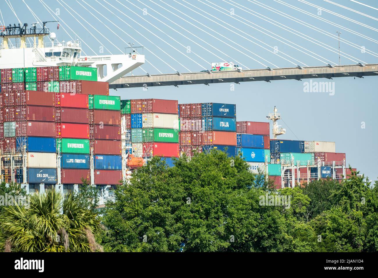 Immagini di scorta della nave COSCO Development Container, la più grande nave che mai chiamava la costa orientale, entrò nel fiume Savannah questa mattina e nel mak Foto Stock