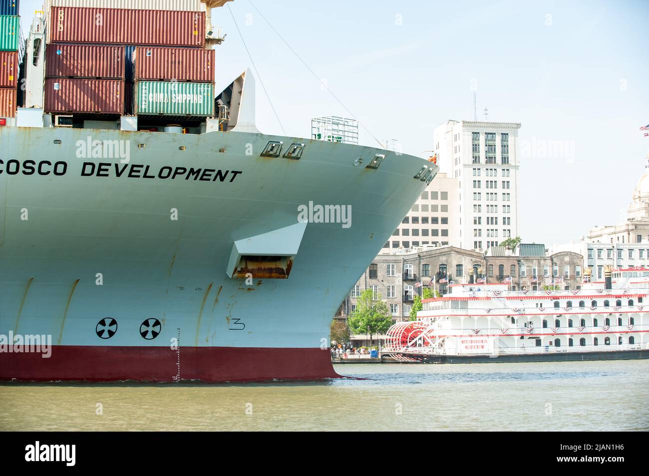 Immagini di scorta della nave COSCO Development Container, la più grande nave che mai chiamava la costa orientale, entrò nel fiume Savannah questa mattina e nel mak Foto Stock