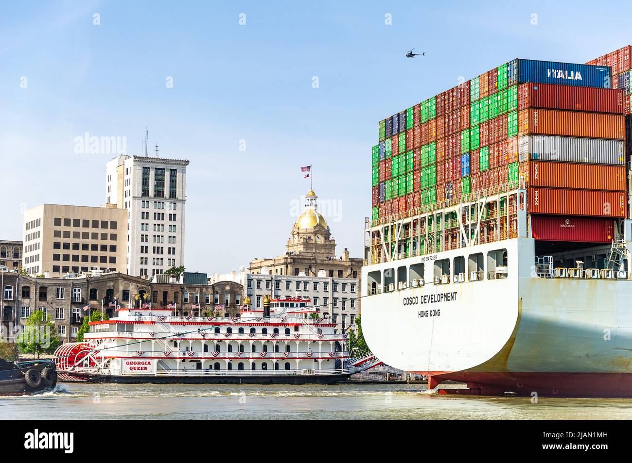 Immagini di scorta della nave COSCO Development Container, la più grande nave che mai chiamava la costa orientale, entrò nel fiume Savannah questa mattina e nel mak Foto Stock