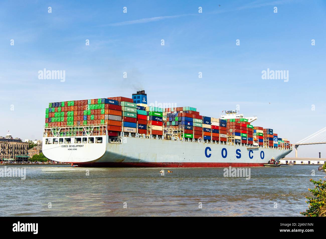 Immagini di scorta della nave COSCO Development Container, la più grande nave che mai chiamava la costa orientale, entrò nel fiume Savannah questa mattina e nel mak Foto Stock