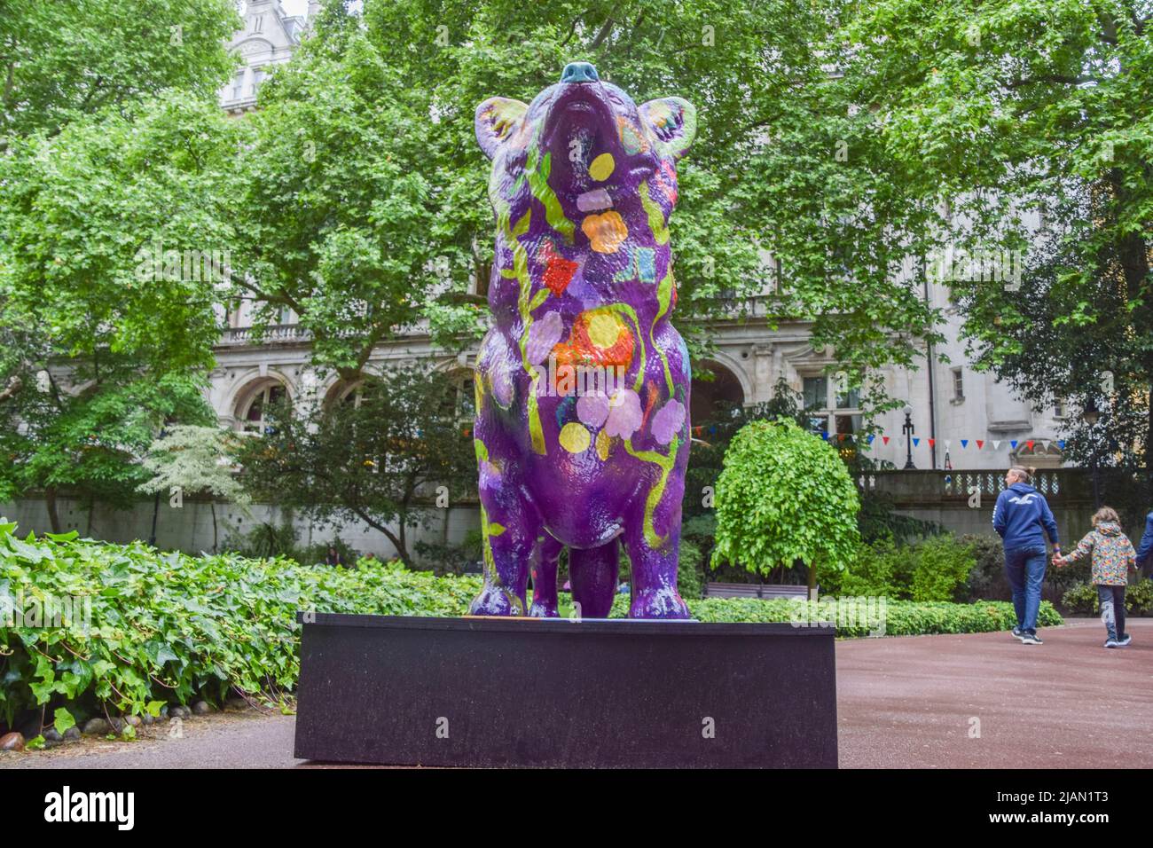 Londra, Regno Unito. 31st maggio 2022. Una statua di corgi nei giardini Whitehall. Per celebrare il Giubileo del platino della Regina, 19 statue di corgis - la razza di cani preferita della Regina - sono state collocate intorno al centro di Londra. Credit: Vuk Valcic/Alamy Live News Foto Stock