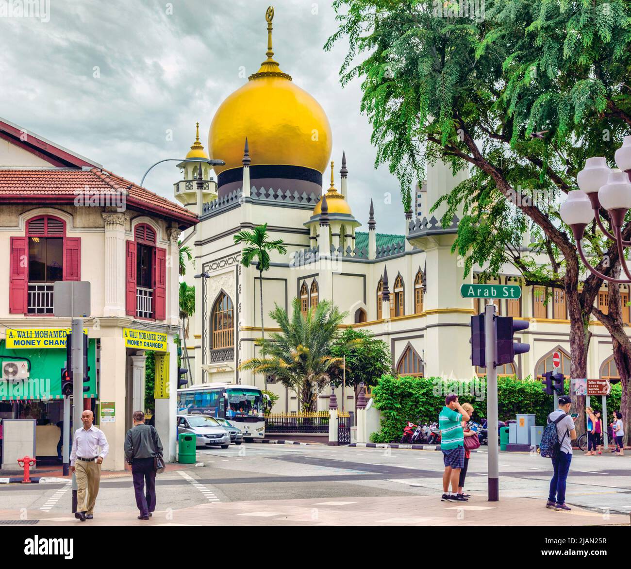 La Moschea del Sultano, o Sultano Masjid, con la sua cupola dorata. Repubblica di Singapore. La moschea è stata designata monumento nazionale. Foto Stock