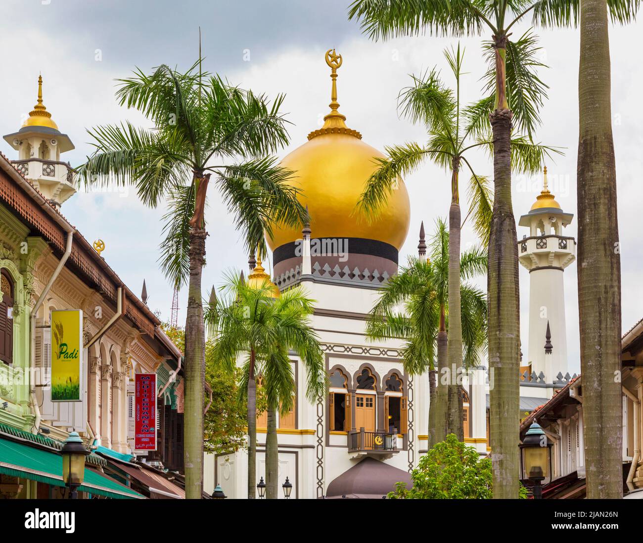 La Moschea del Sultano, o Masjid Sultan, vista da Bussorah Street, Repubblica di Singapore. La Moschea del Sultano è la più grande di Singapore e un monum nazionale Foto Stock