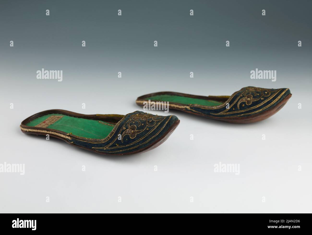 Un paio di pantofole da uomo sconosciuto Foto Stock