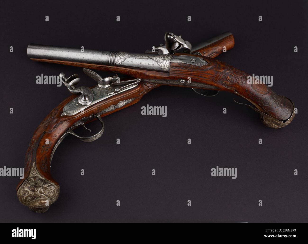 Un paio di pistole con un castello di roccia Foto Stock