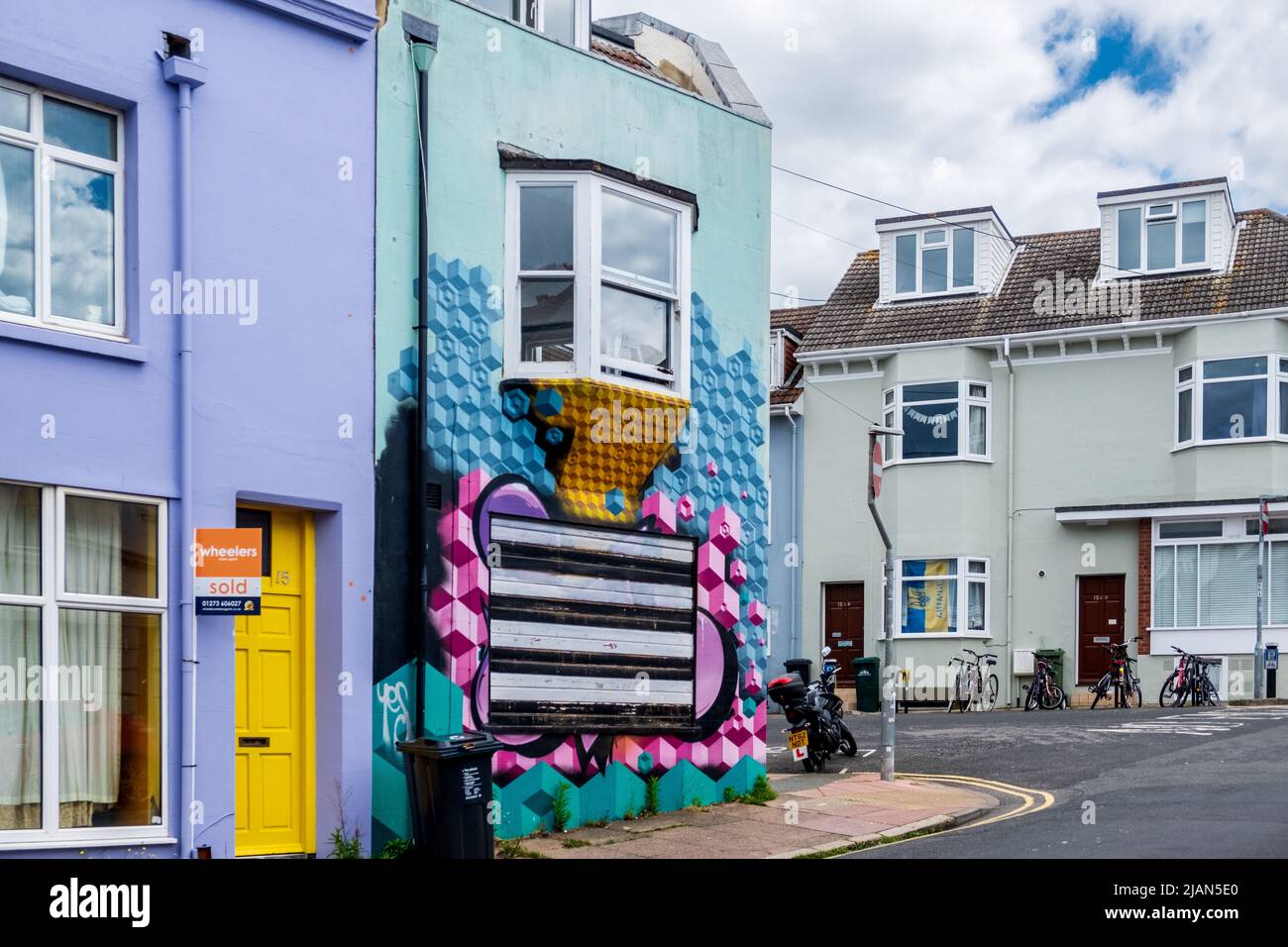 Street art casa dipinta su Islingword Road, nel quartiere di Hannover di Brighton Foto Stock