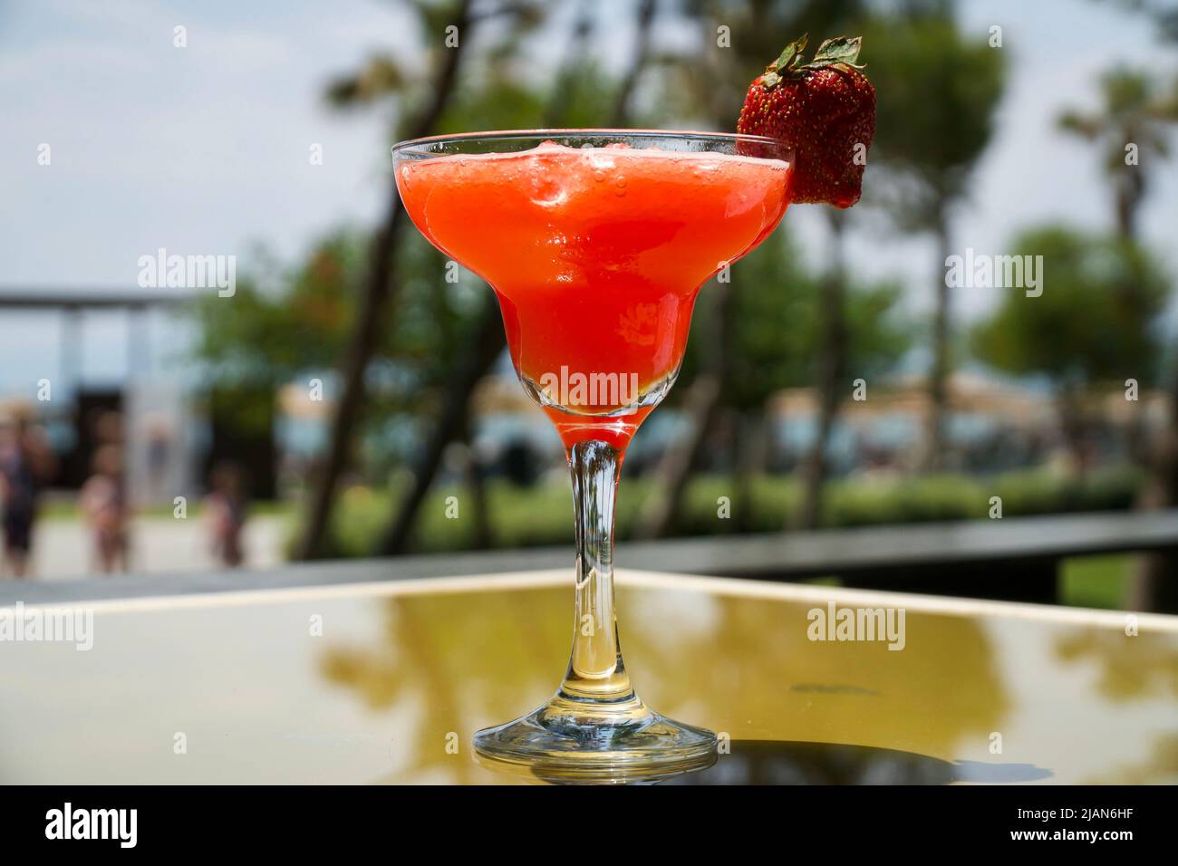 Bicchiere di bevanda rossa. Cocktail decorato con fragole. Bevanda dolce servita al ristorante Foto Stock
