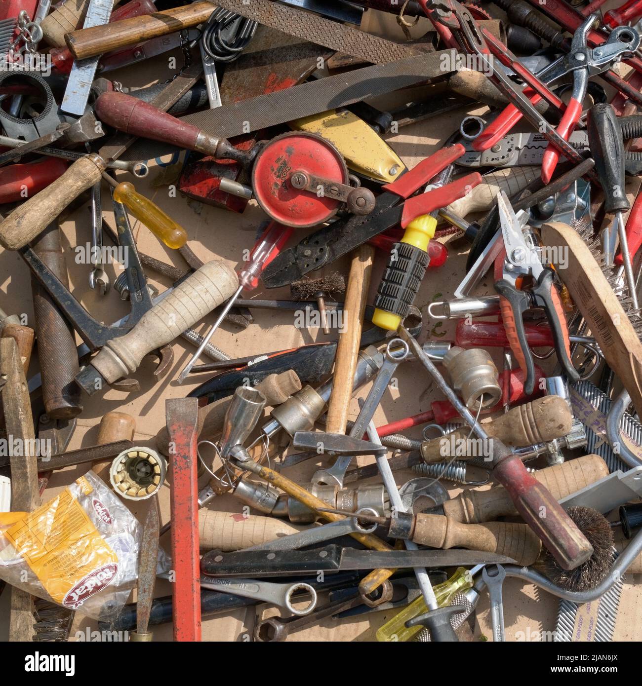 Attrezzi (N. 2) - vari attrezzi vecchi e usati al mercato delle pulci di  Hannover Foto stock - Alamy