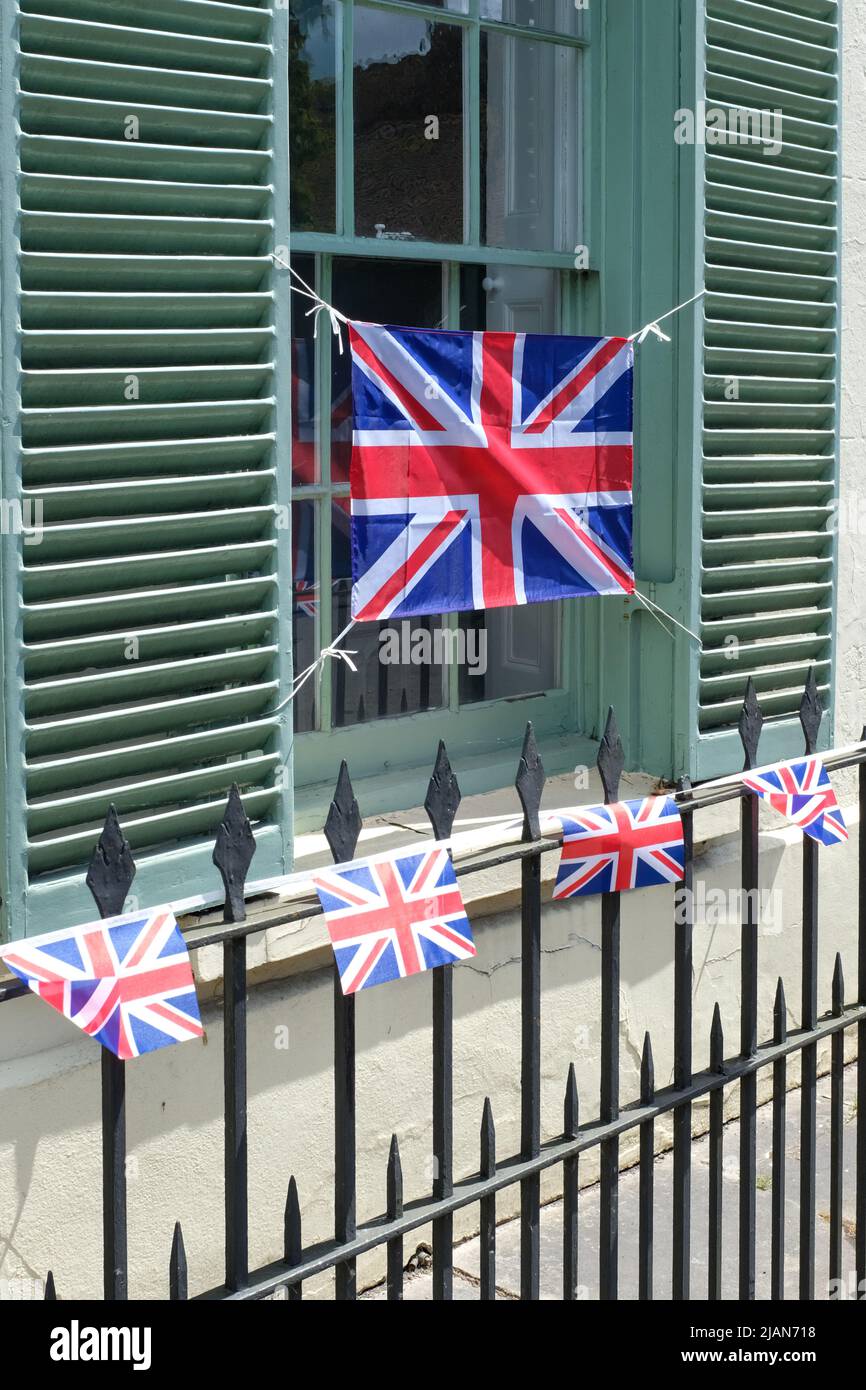 Union Flag in mostra all'esterno di una grande casa a Wilton per celebrare il Giubileo del platino della regina HM. Giugno 2022 Foto Stock