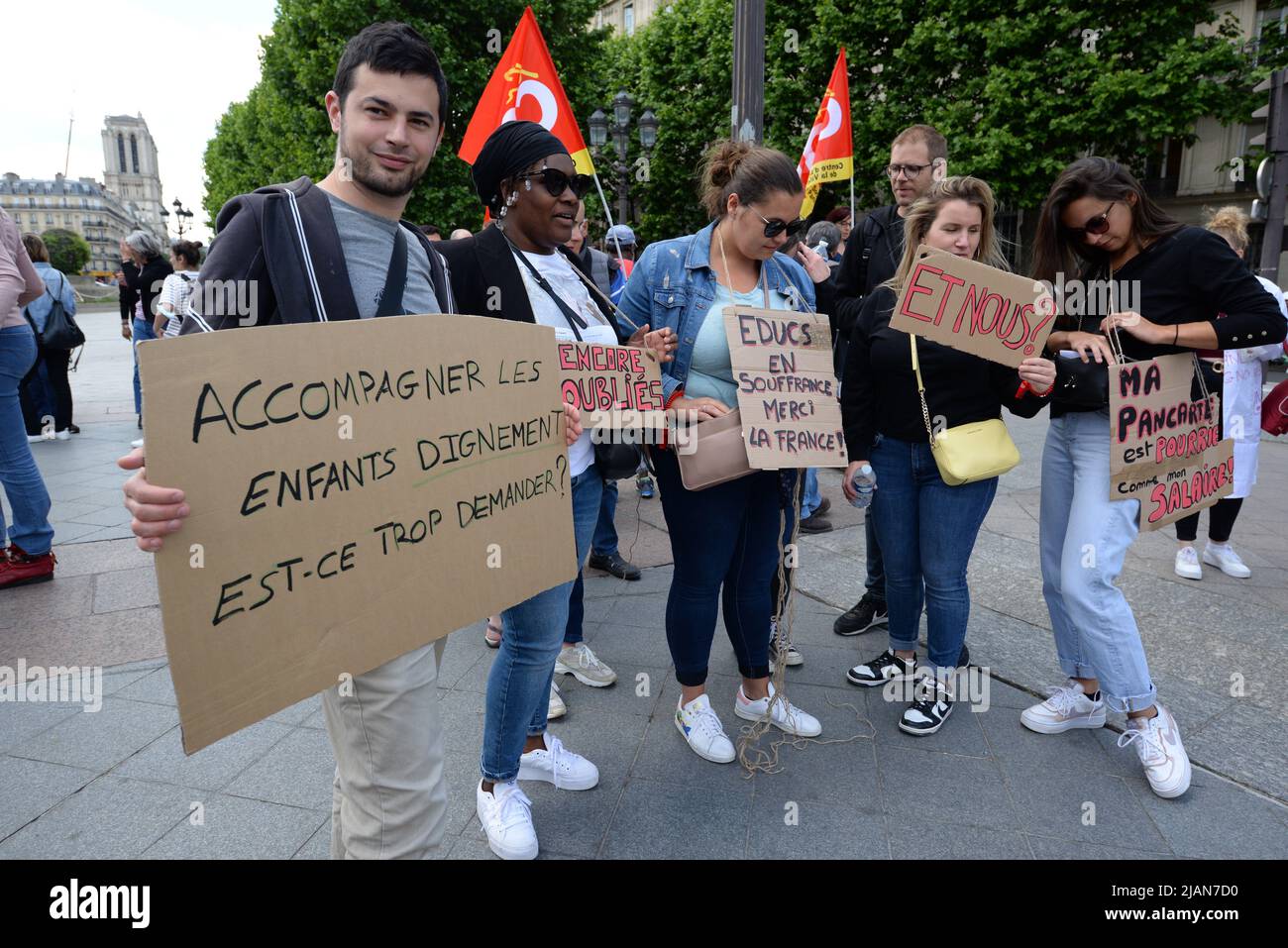 Gli operatori sanitari e sociali erano in sciopero e mostravano nelle strade di Parigi aumenti salariali, migliori condizioni di lavoro e reclutamento Foto Stock