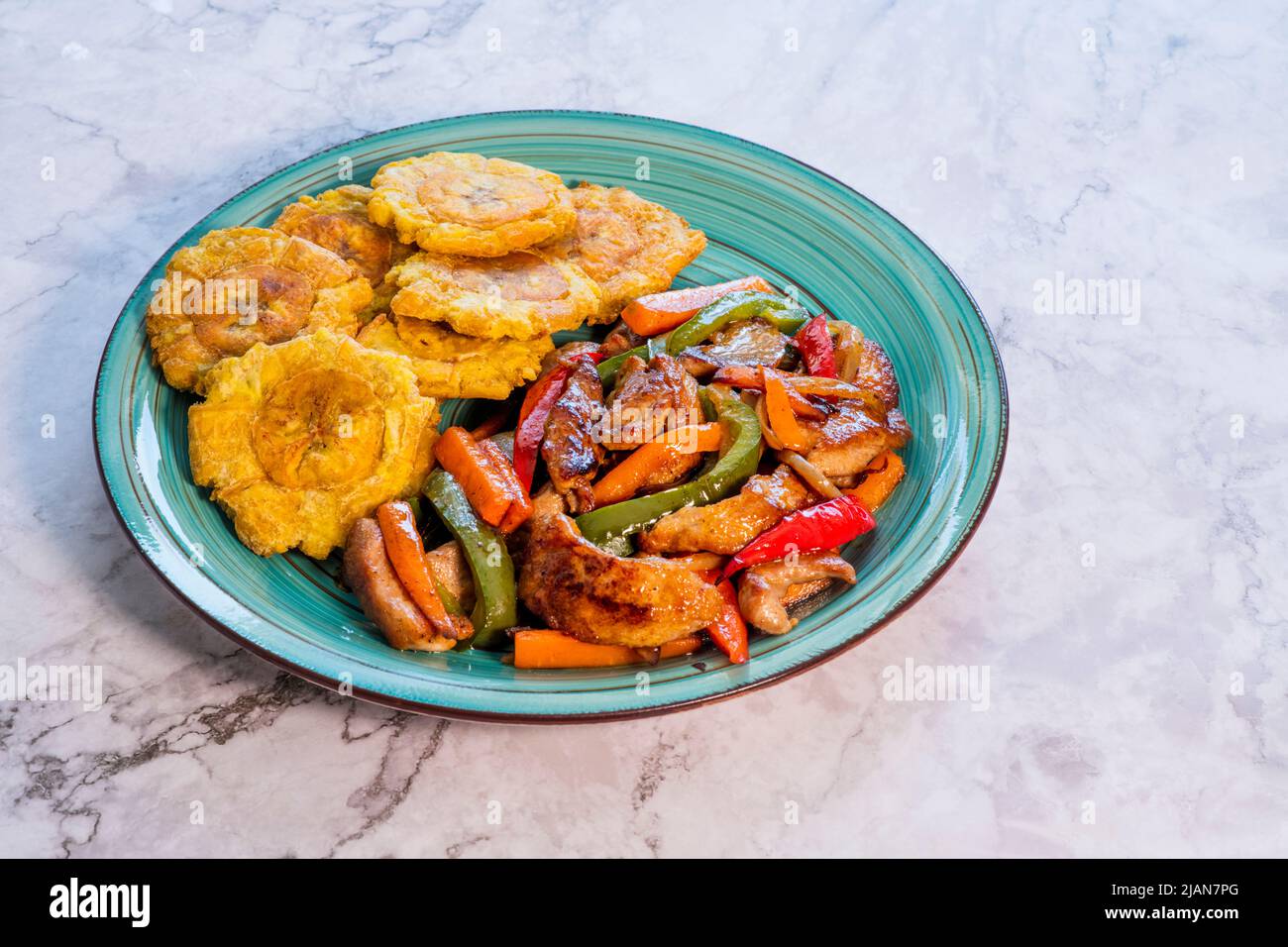 Bistecca tritata o Bistec Picao e pataconi o tostones sono fette di piantina verde fritte, fatte con piante verdi, tipico cibo latino, Panamá Foto Stock