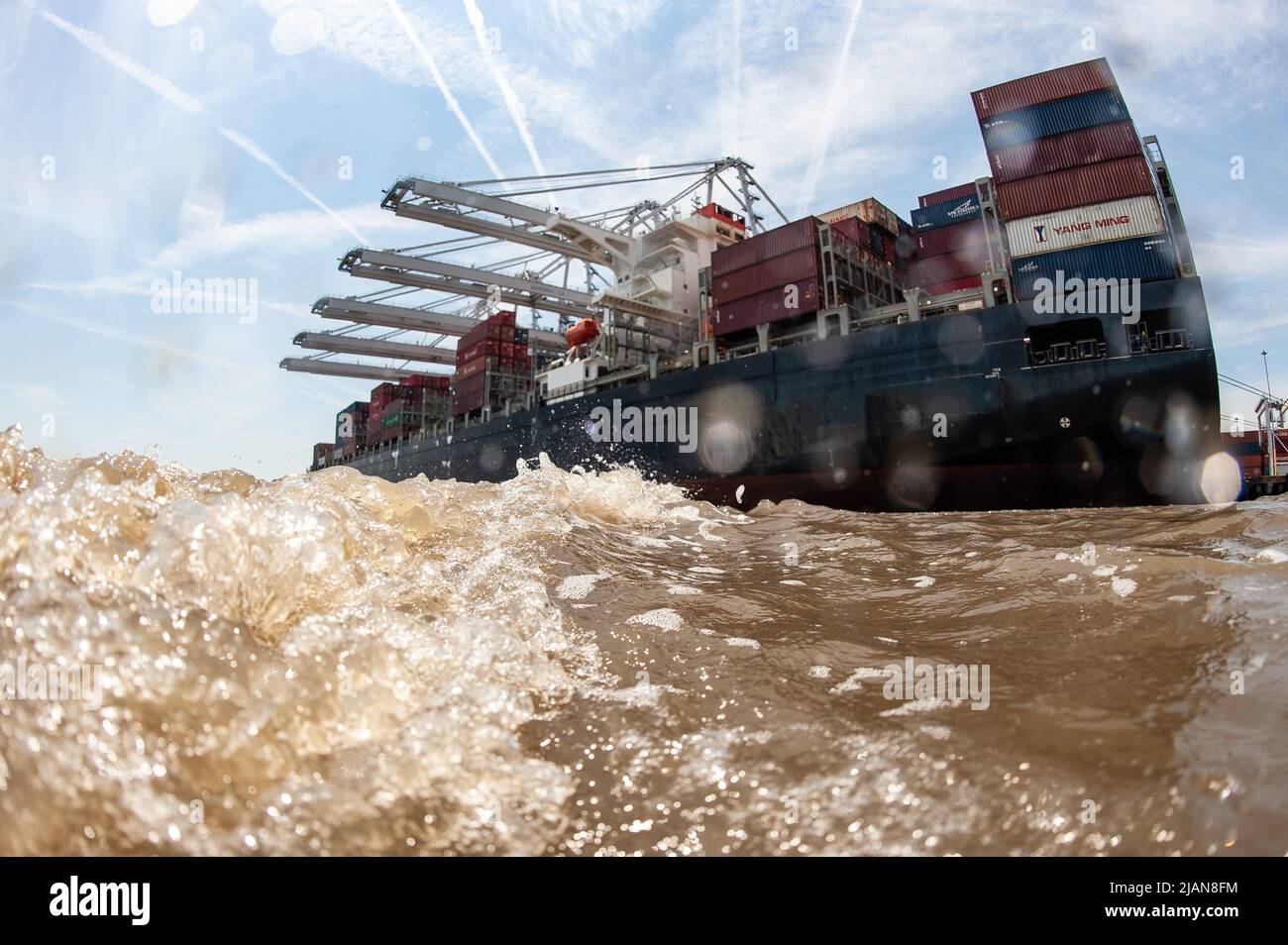 Immagini di scorta della nave COSCO Development Container, la più grande nave che mai chiamava la costa orientale, entrò nel fiume Savannah questa mattina e nel mak Foto Stock