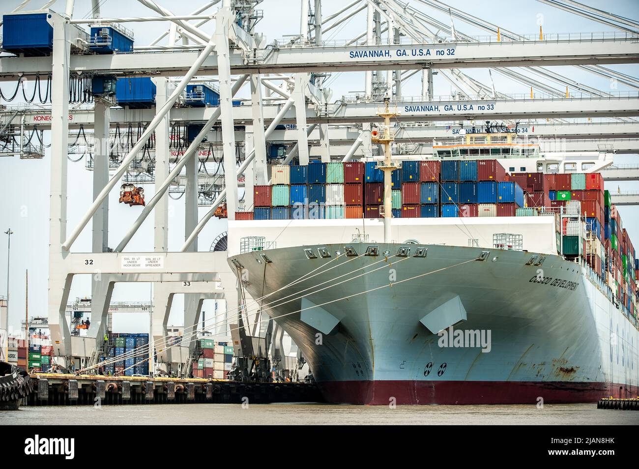 Immagini di scorta della nave COSCO Development Container, la più grande nave che mai chiamava la costa orientale, entrò nel fiume Savannah questa mattina e nel mak Foto Stock