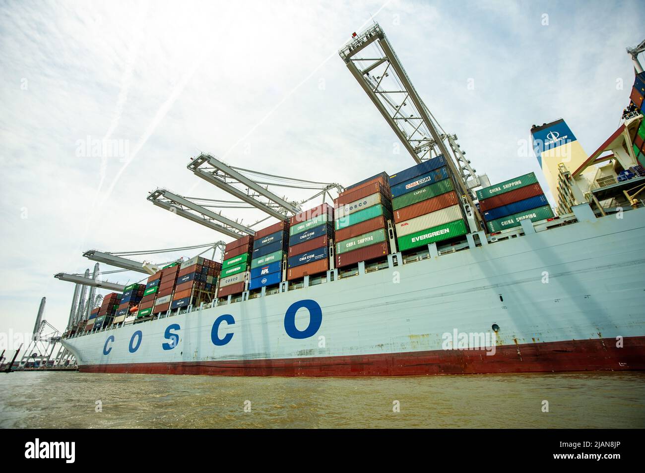 Immagini di scorta della nave COSCO Development Container, la più grande nave che mai chiamava la costa orientale, entrò nel fiume Savannah questa mattina e nel mak Foto Stock