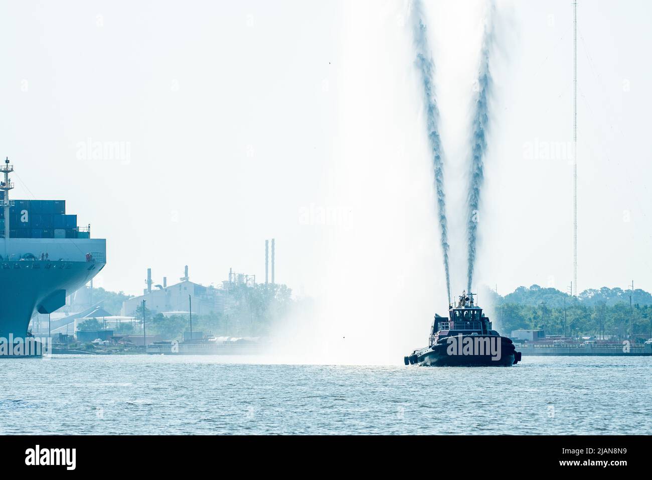 Immagini di scorta della nave COSCO Development Container, la più grande nave che mai chiamava la costa orientale, entrò nel fiume Savannah questa mattina e nel mak Foto Stock