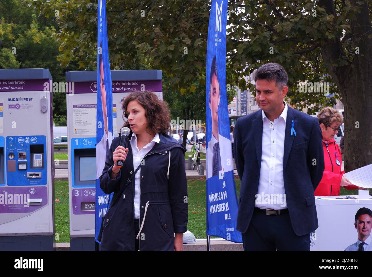 La politica Anna Orosz sta conducendo una campagna per Peter Marki-Zay a nome del partito Momentum in occasione di un primo evento ministeriale pre-elettorale a Budapest Foto Stock