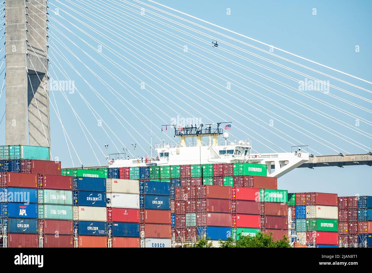 Immagini di scorta della nave COSCO Development Container, la più grande nave che mai chiamava la costa orientale, entrò nel fiume Savannah questa mattina e nel mak Foto Stock