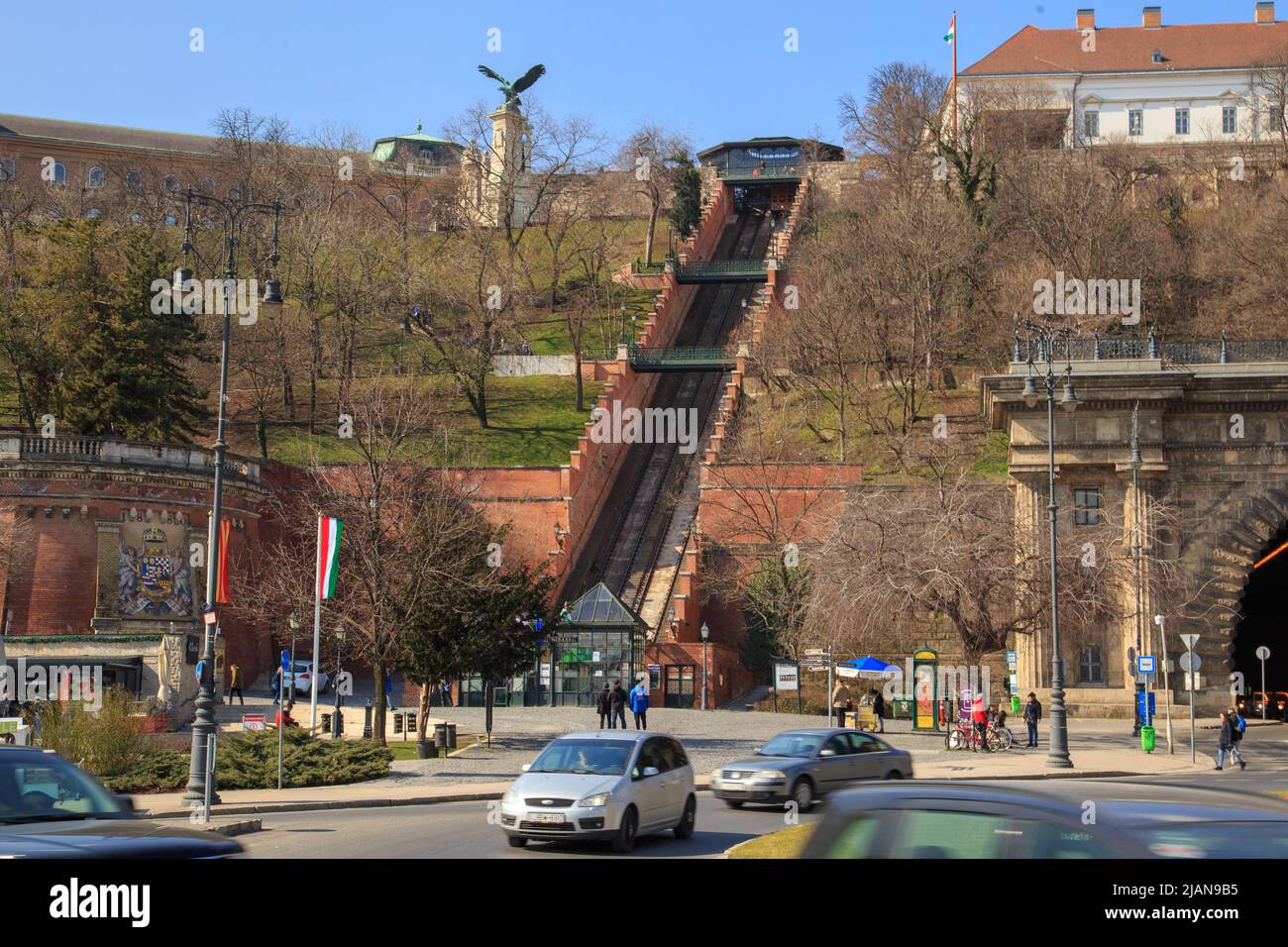 Budapest, Ungheria, marzo 22 2018: Funicolare sulla collina del Castello di Budapest. Ungheria. Le carrozze d'epoca sono all'ultima fermata Foto Stock