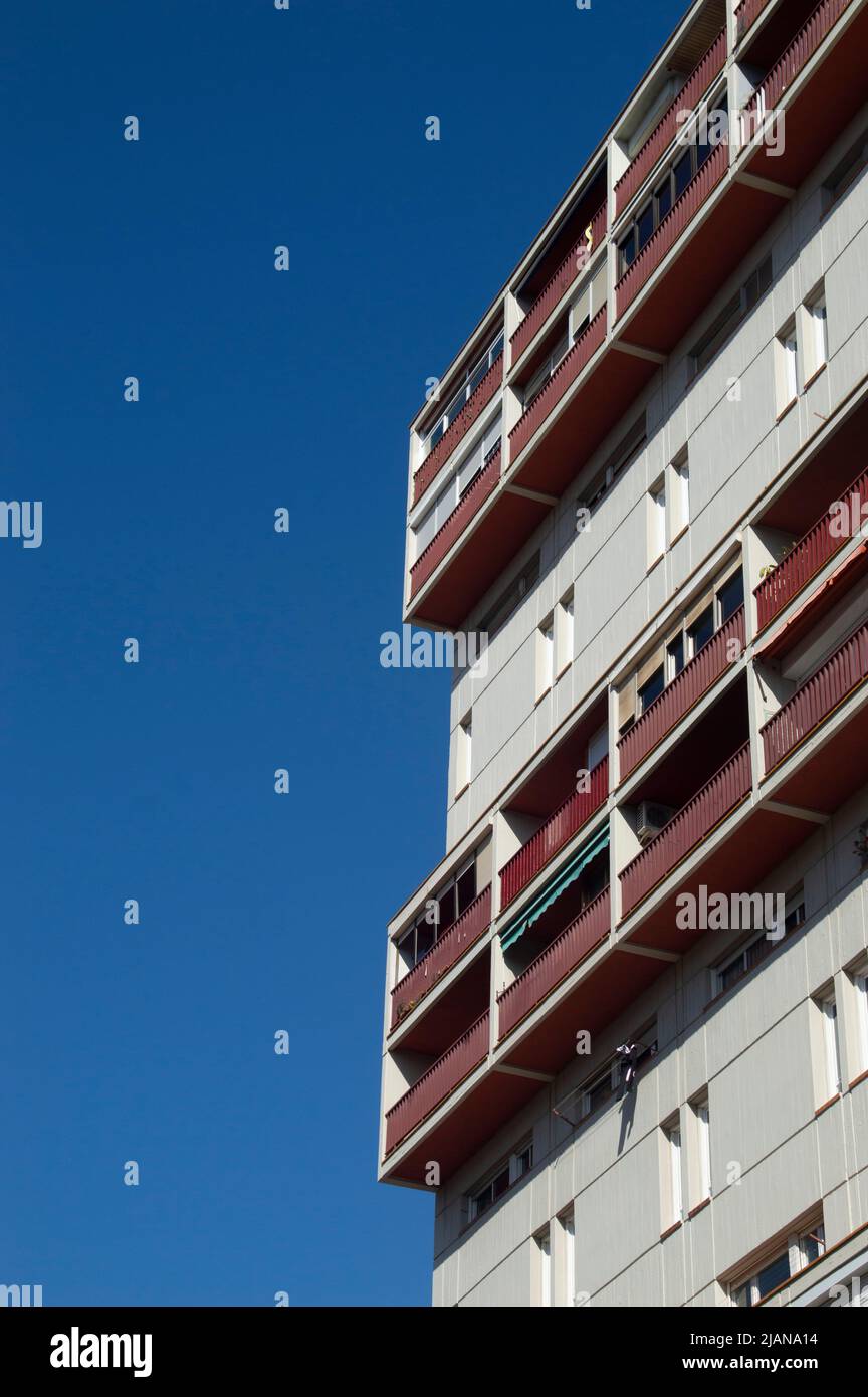 Alloggio angolo edificio, balconi e cielo sfondo chiaro Foto Stock