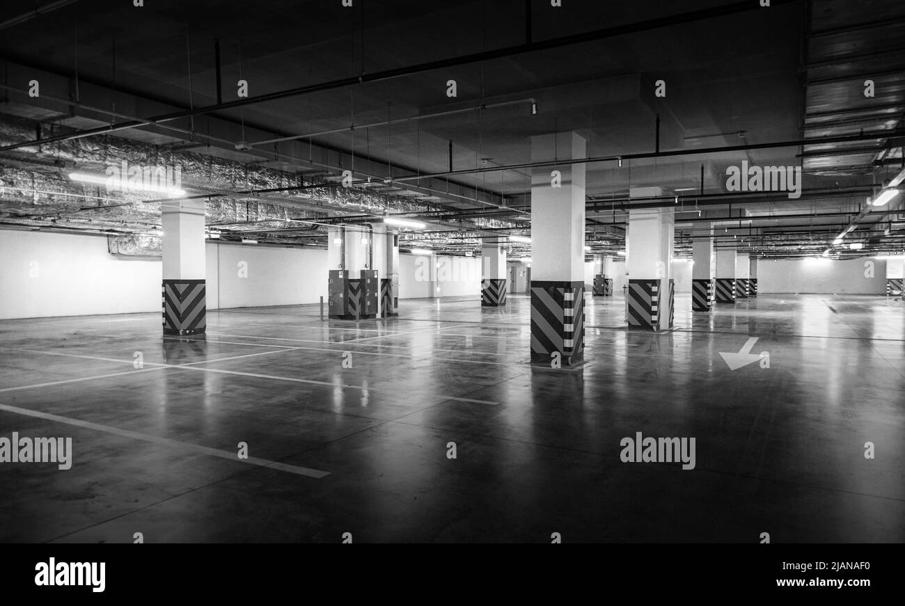 Parcheggio auto vuoto, nuovi spazi interni. Foto in bianco e nero Foto Stock