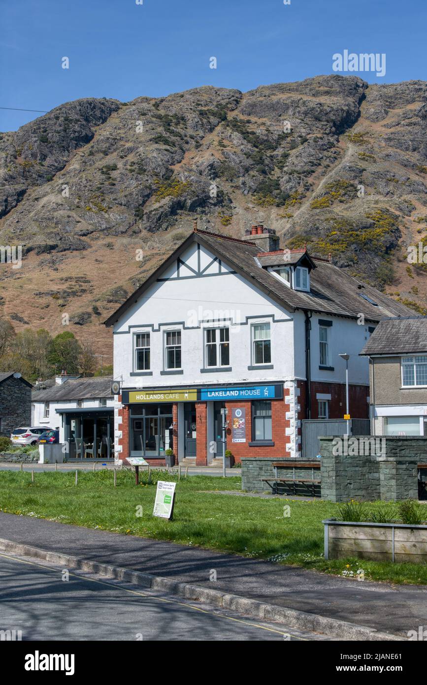 Coniston, Regno Unito - 21st Aprile 2022 : Hollands Cafe e Lakeland House a Coniston nel Lake District Foto Stock