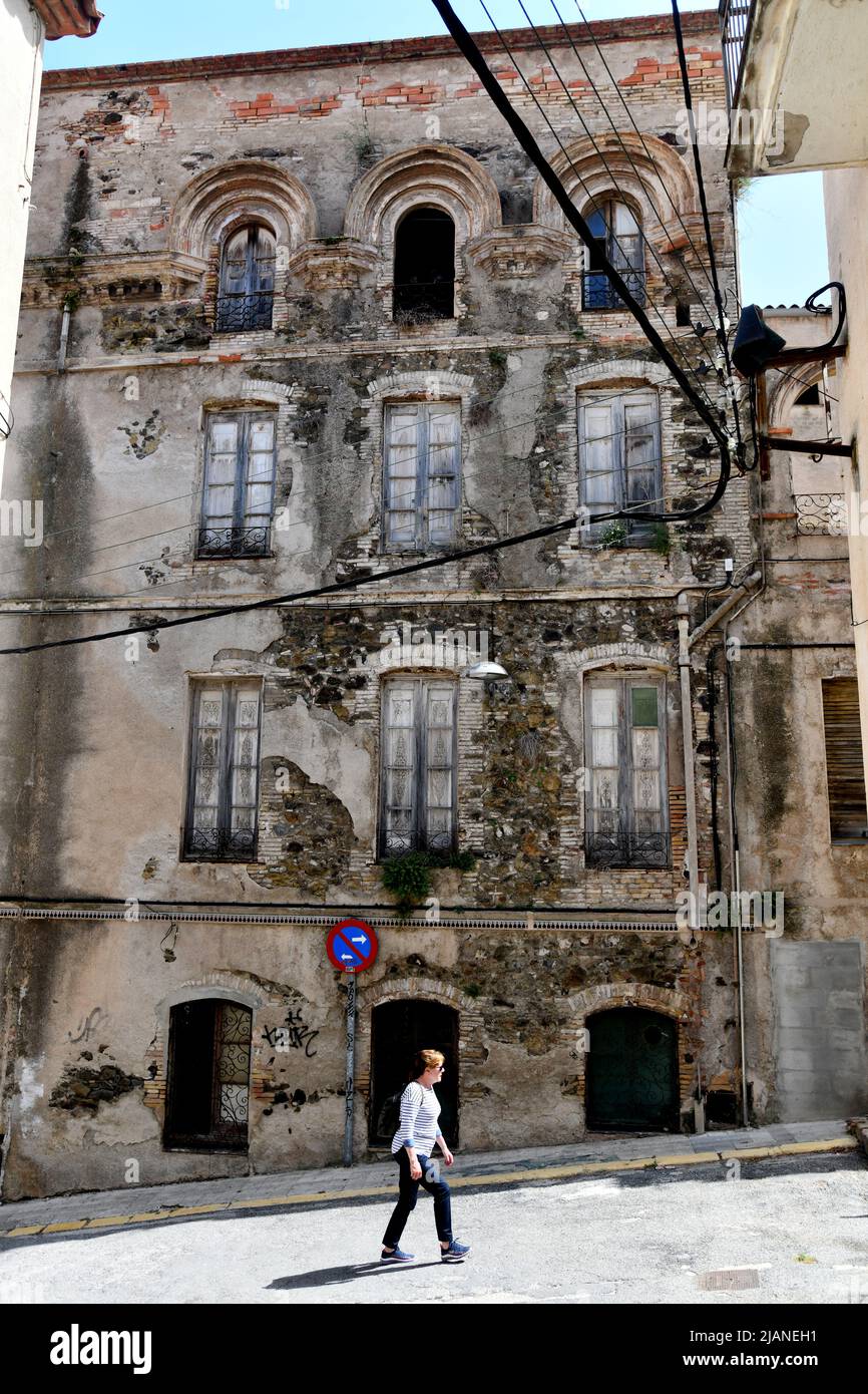 Il villaggio di confine catalano spagnolo di Portbou che confina con la Francia con edifici trascurati Foto Stock