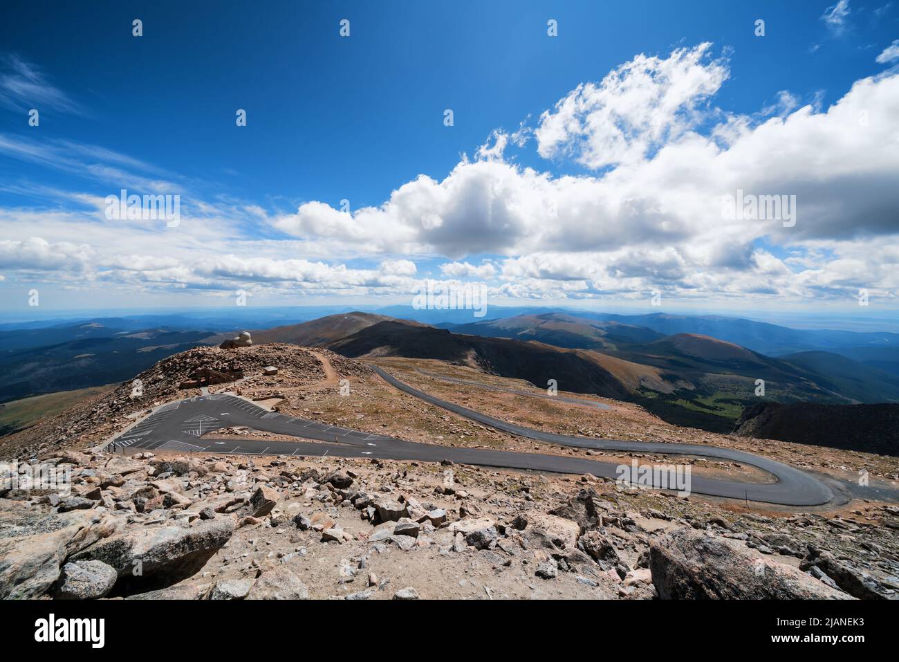 Meyer-Womble Observatory e la strada ripida fino alla cima del Monte Evans, Montagne Rocciose, Colorado, USA Foto Stock