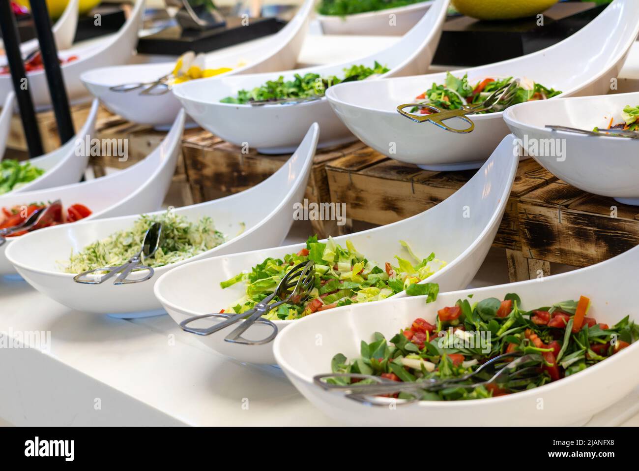 Salad bar con verdure fresche a buffet in tutto l'hotel Foto Stock