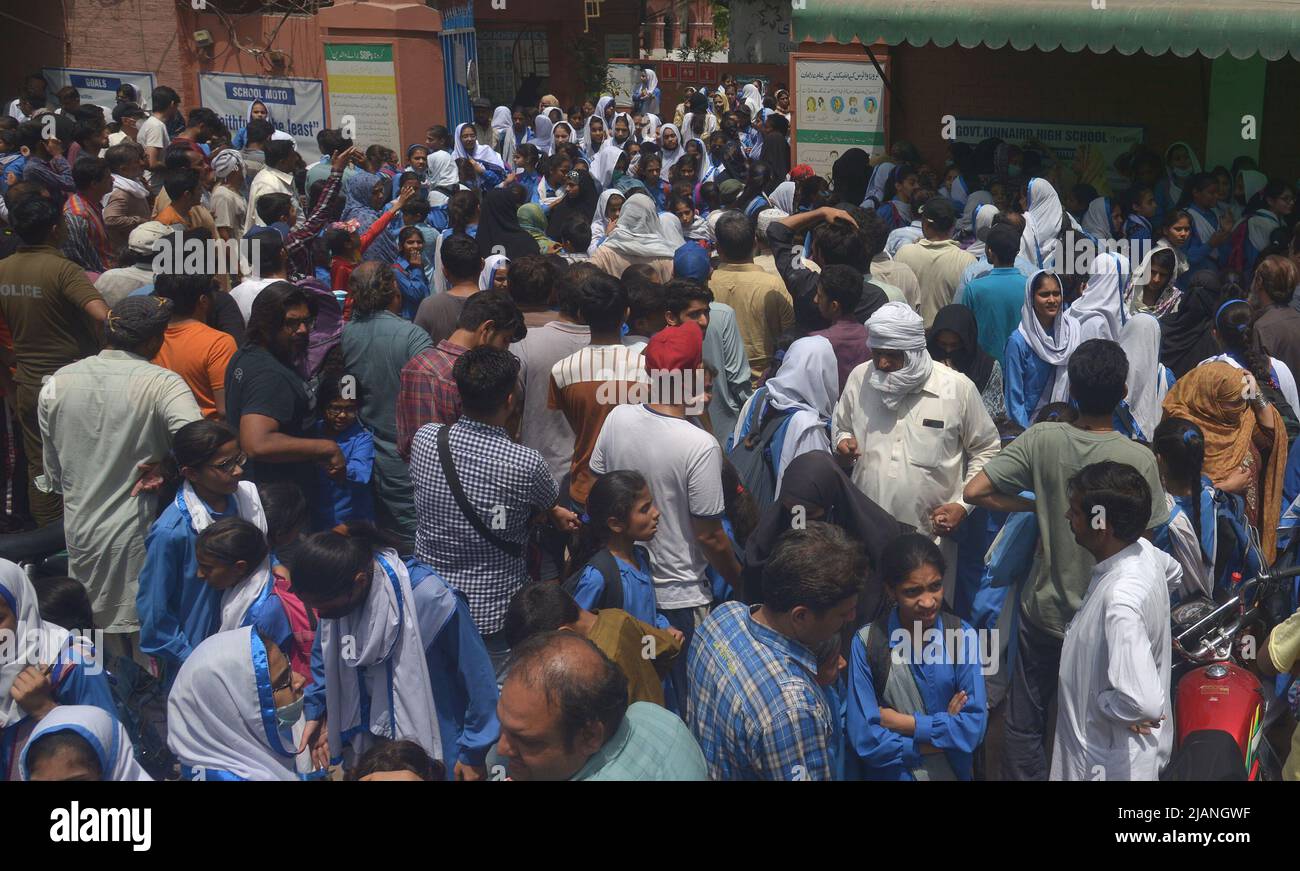 Lahore, Punjab, Pakistan. 31st maggio 2022. Gli studenti pakistani di bambina in viaggio a casa dopo la scuola come governo del Punjab hanno annunciato vacanze estive dal 01 giugno al 31st luglio attraverso il Punjab a Lahore. (Credit Image: © Rana Sajid Hussain/Pacific Press via ZUMA Press Wire) Foto Stock