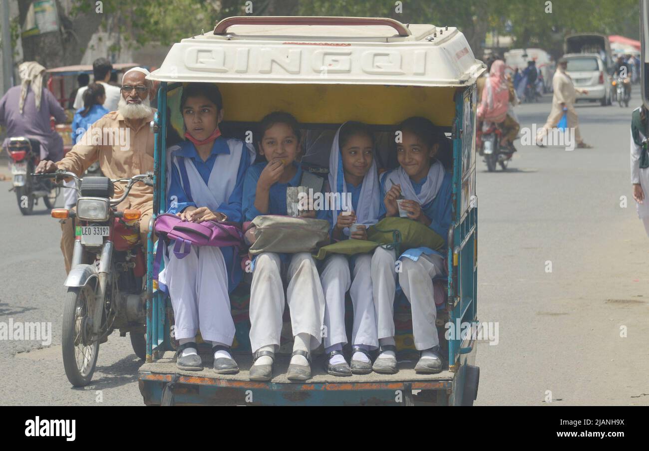 Lahore, Punjab, Pakistan. 31st maggio 2022. Gli studenti pakistani di bambina in viaggio a casa dopo la scuola come governo del Punjab hanno annunciato vacanze estive dal 01 giugno al 31st luglio attraverso il Punjab a Lahore. (Credit Image: © Rana Sajid Hussain/Pacific Press via ZUMA Press Wire) Foto Stock