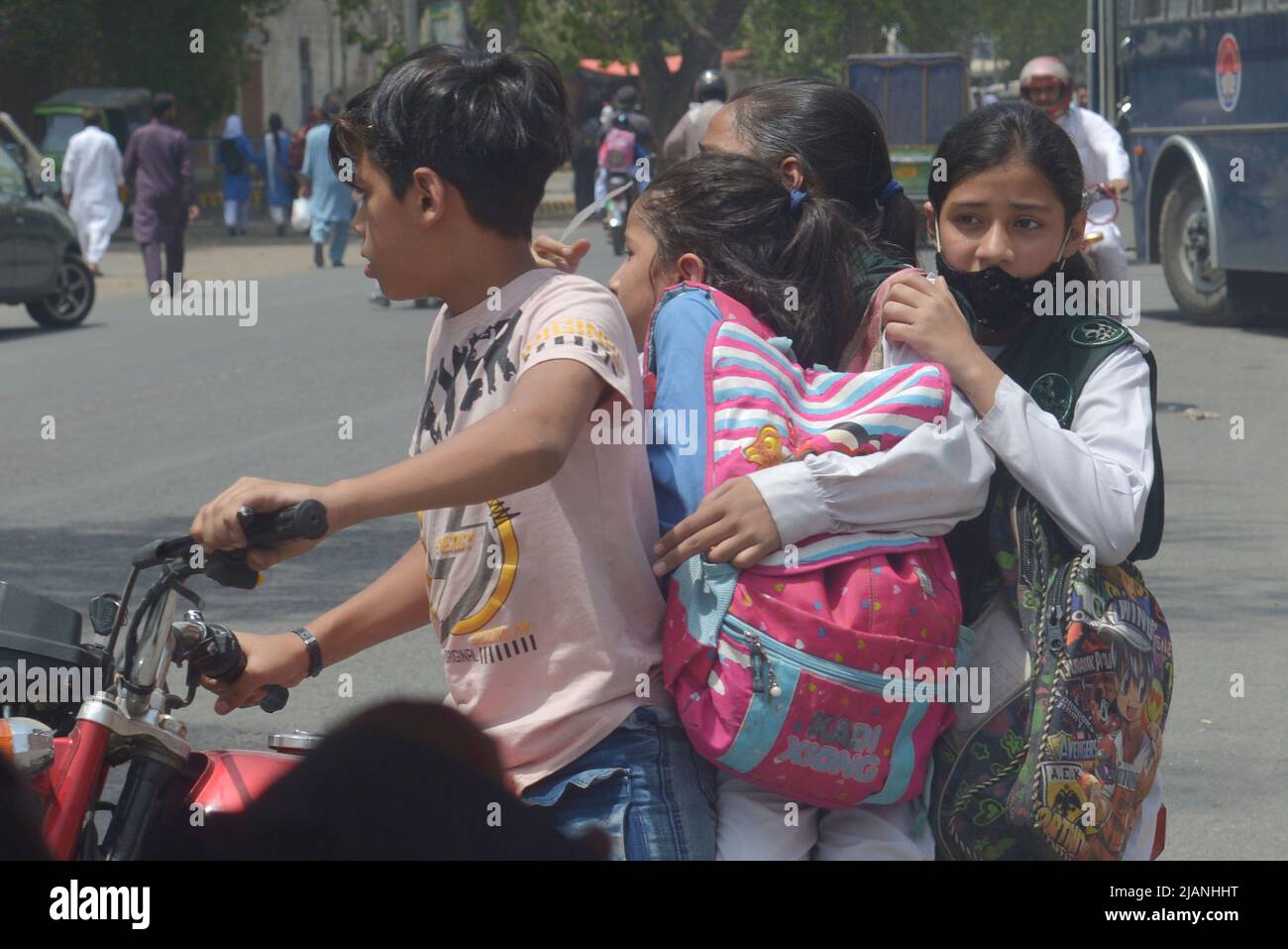 Lahore, Punjab, Pakistan. 31st maggio 2022. Gli studenti pakistani di bambina in viaggio a casa dopo la scuola come governo del Punjab hanno annunciato vacanze estive dal 01 giugno al 31st luglio attraverso il Punjab a Lahore. (Credit Image: © Rana Sajid Hussain/Pacific Press via ZUMA Press Wire) Foto Stock