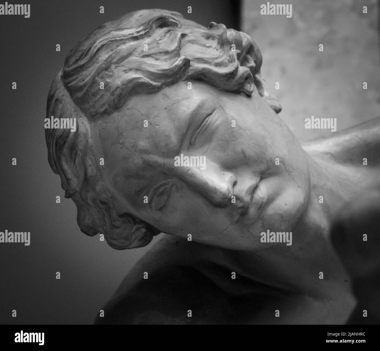 Testa di marmo bianco di giovane donna. Statua di una donna in stile antico. Antica scultura del volto di signora Foto Stock