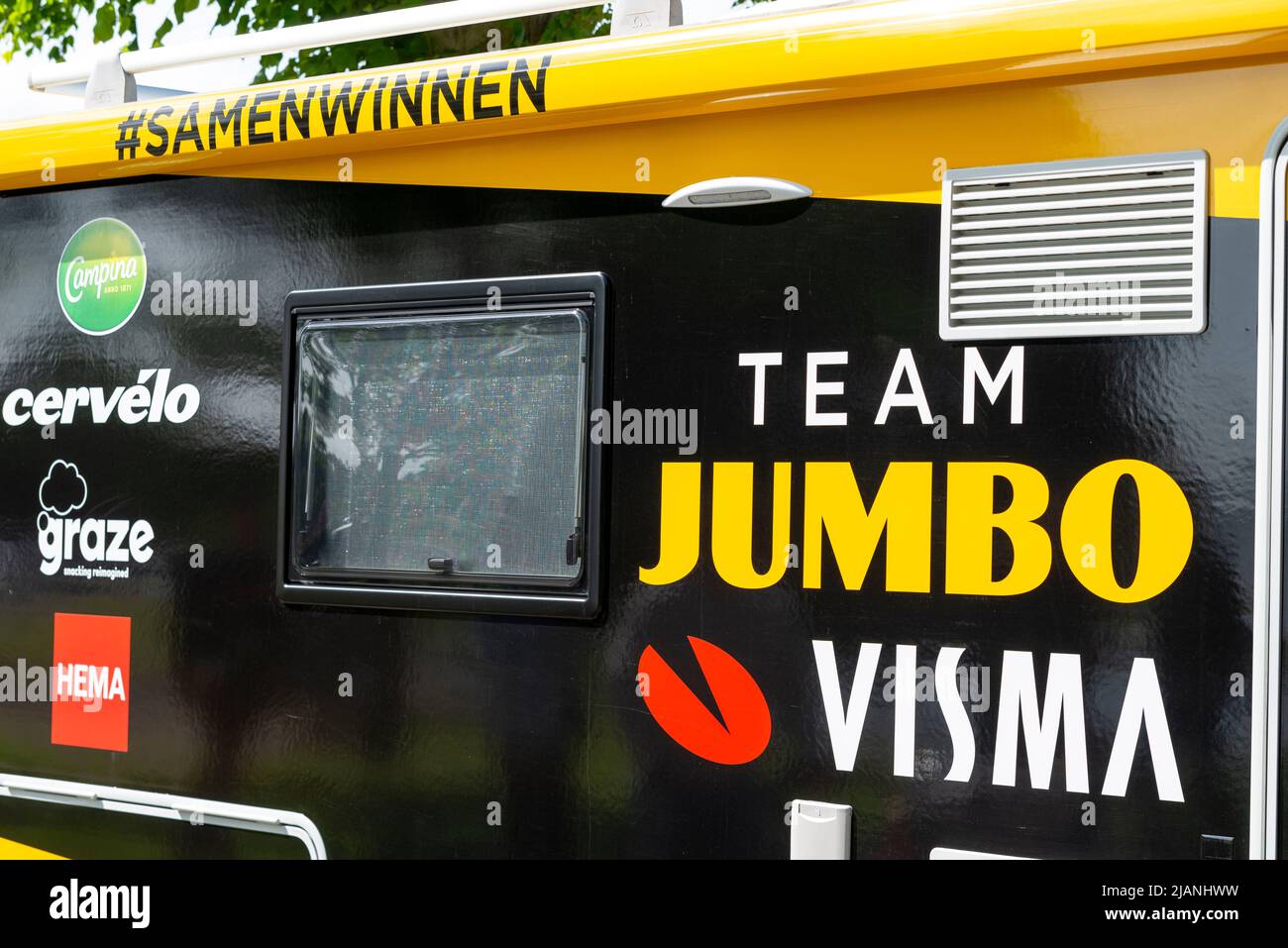 Il team Jumbo Visma supporta il veicolo a Promenade Park per la fase 1 della gara ciclistica RideLondon Classique Women's UCI a Maldon, Essex, Regno Unito. Camper Foto Stock