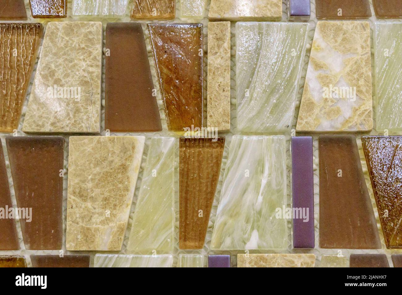 Moderno mosaico di piastrelle di vetro sfondo. Combinazione di motivi di colore per la decorazione. Texture piastrelle superficie del bagno o la cucina pavimento e pareti design decor Foto Stock