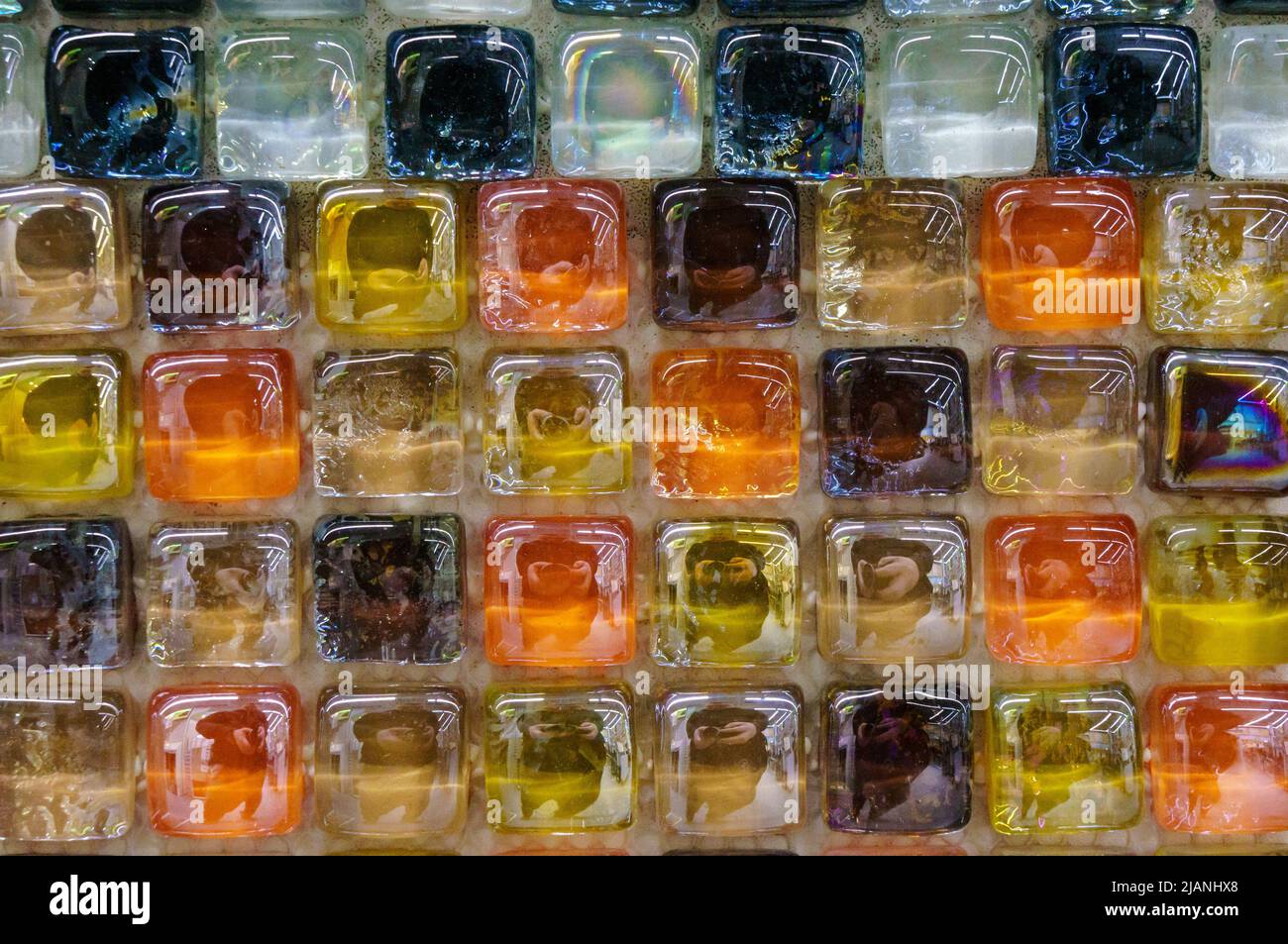 Moderno mosaico di piastrelle di vetro sfondo. Combinazione di motivi di colore per la decorazione. Texture piastrelle superficie del bagno o la cucina pavimento e pareti design decor Foto Stock