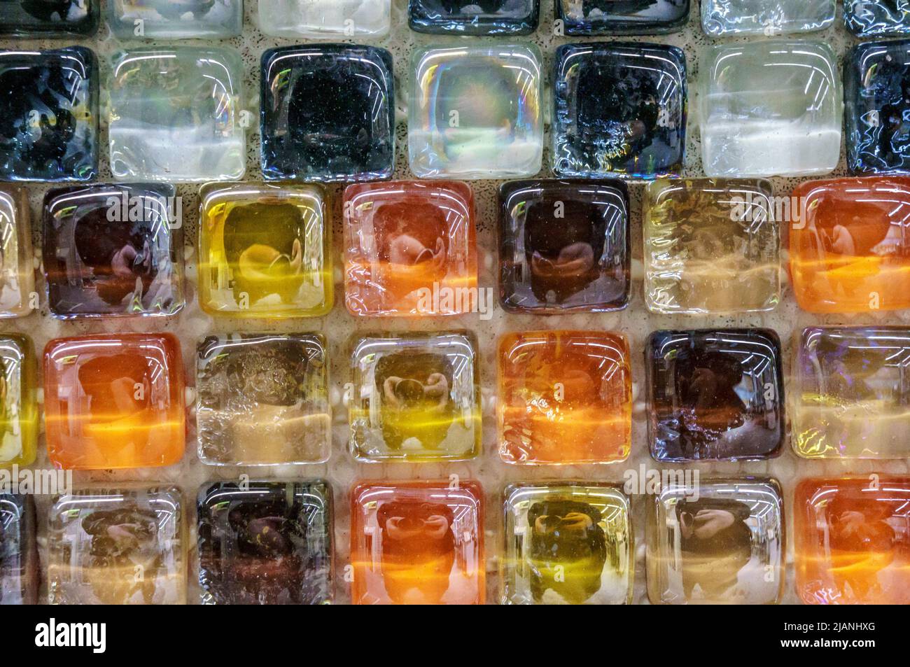 Moderno mosaico di piastrelle di vetro sfondo. Combinazione di motivi di colore per la decorazione. Texture piastrelle superficie del bagno o la cucina pavimento e pareti design decor Foto Stock