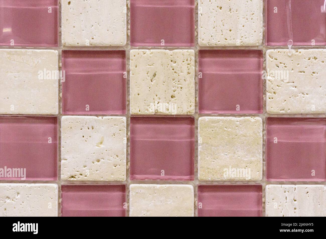 Moderno mosaico di piastrelle di vetro sfondo. Combinazione di motivi di colore per la decorazione. Texture piastrelle superficie del bagno o la cucina pavimento e pareti design decor Foto Stock