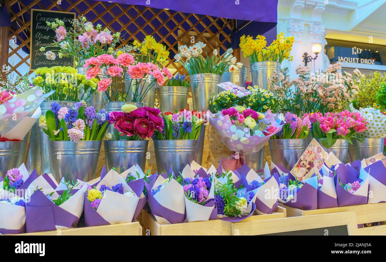 Bouquet decorare nella parte anteriore del negozio di fiori Foto Stock