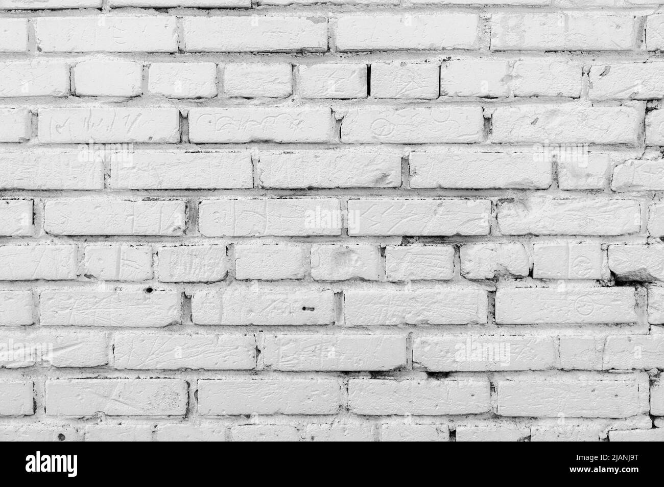 Astratto texture tempo colorato vecchio stucco grigio chiaro e vernice invecchiata bianco mattone sfondo parete in ambiente rurale, grungy arrugginito blocchi di pietra Foto Stock