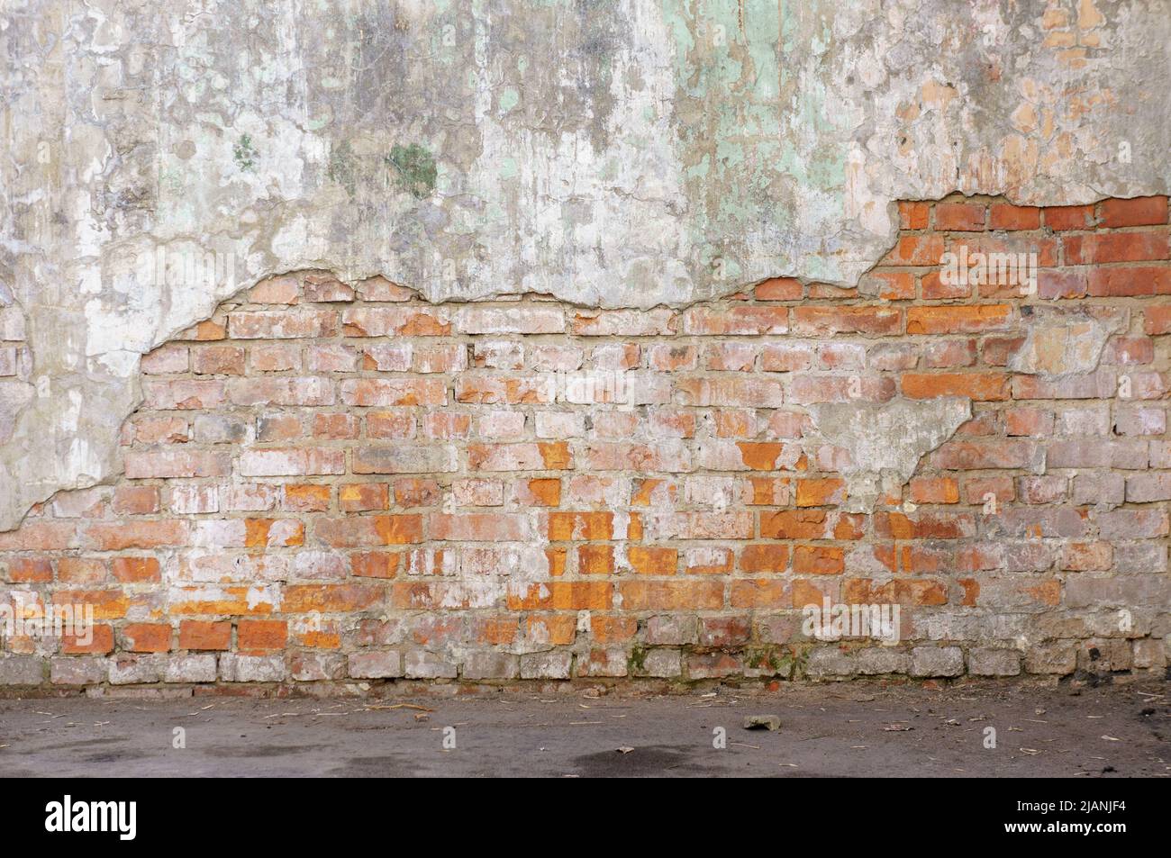 Fondo industriale, strada urbana vuota grunge con muro di mattoni magazzino. Sfondo del vecchio muro di mattoni sporchi vintage con intonaco da peeling, struttura Foto Stock