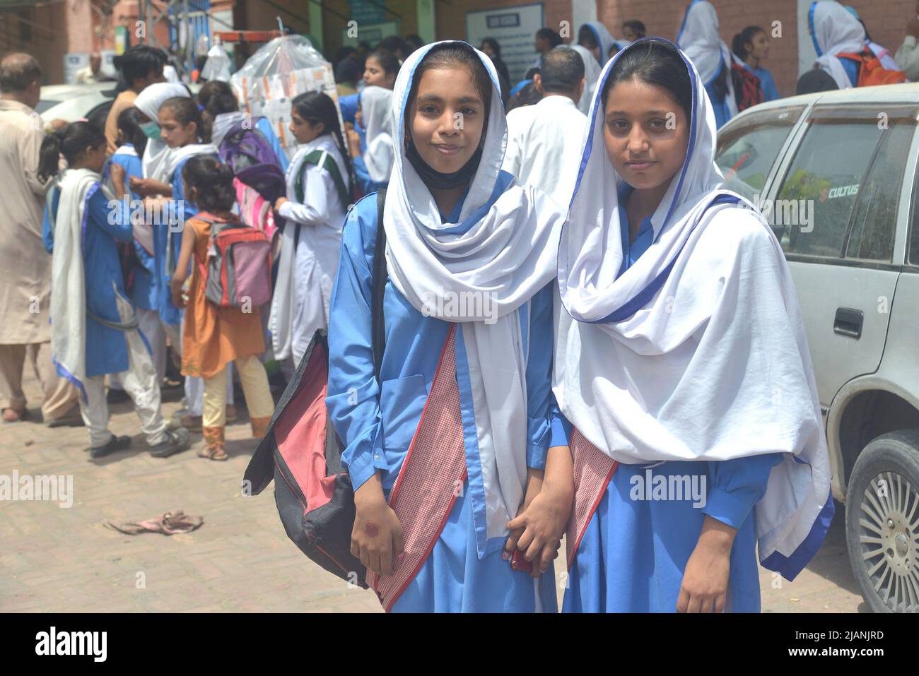 Lahore, Punjab, Pakistan. 31st maggio 2022. Gli studenti pakistani di bambina in viaggio a casa dopo la scuola come governo del Punjab hanno annunciato vacanze estive dal 01 giugno al 31st luglio attraverso il Punjab a Lahore. (Credit Image: © Rana Sajid Hussain/Pacific Press via ZUMA Press Wire) Foto Stock