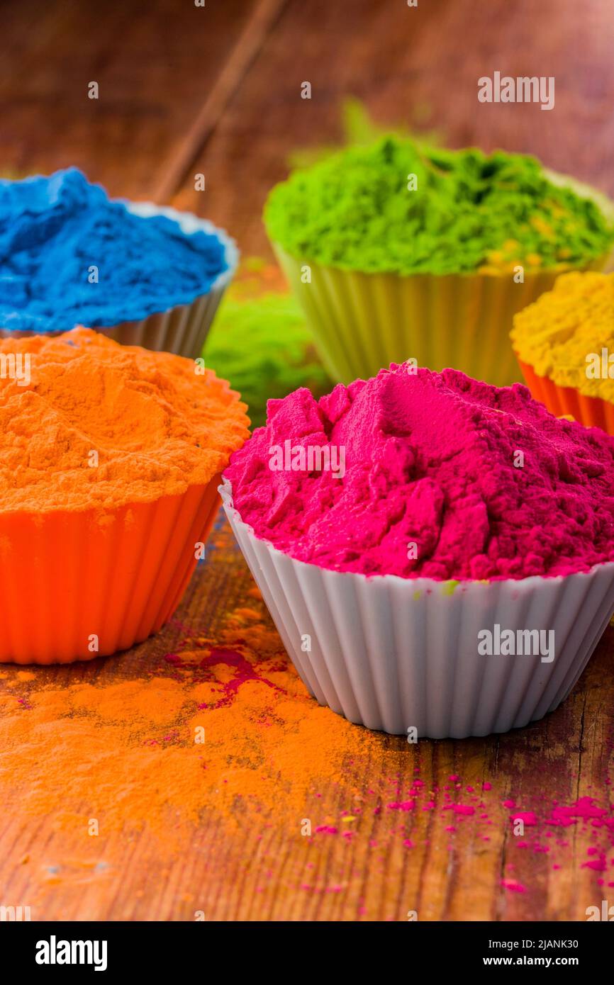 Vivid colorato Holi polvere colorante in CUPS. Profondità di campo. Foto Stock