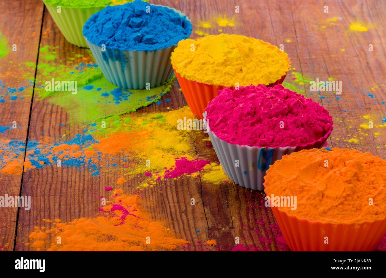 Polvere di Holi colorata in tazze primo piano. Colori luminosi per la festa indiana holi in cerchio di vasi di argilla. Messa a fuoco selettiva Foto Stock