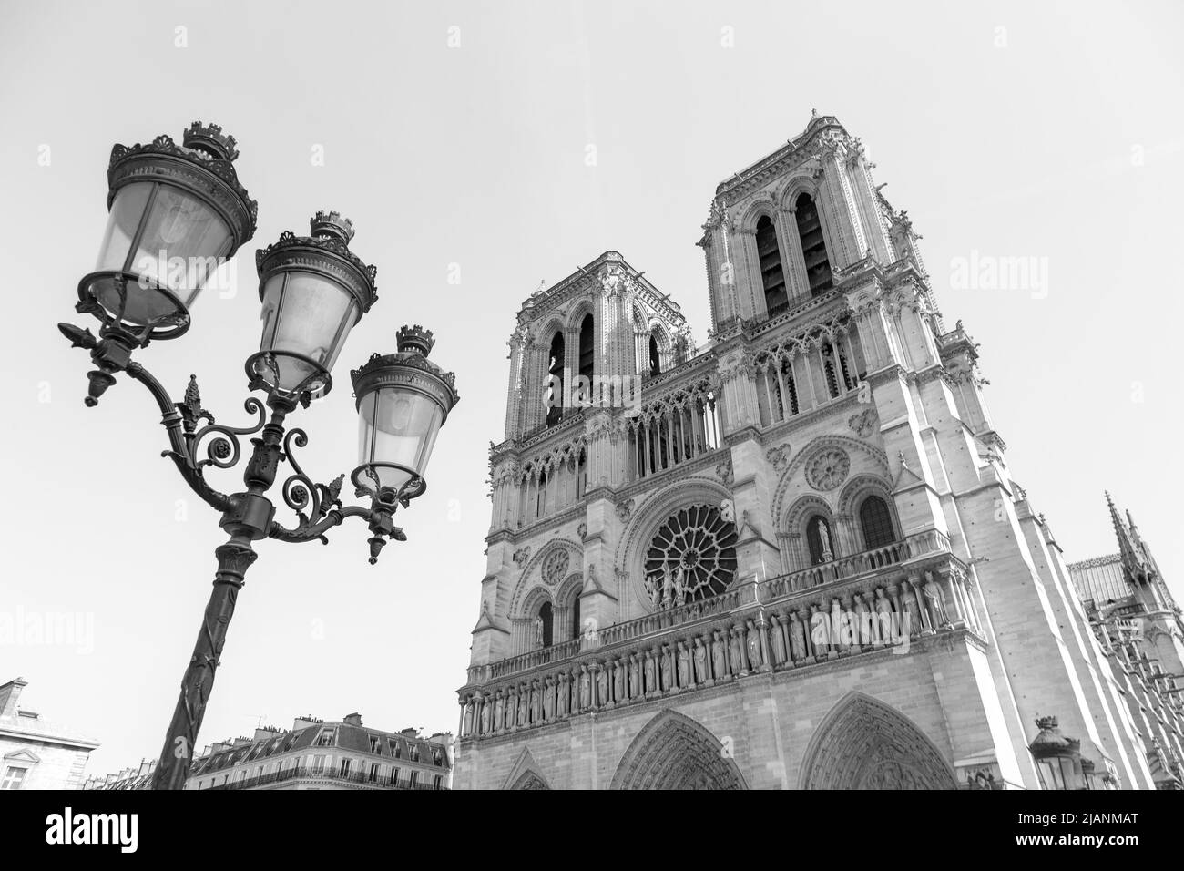 La facciata occidentale della cattedrale cattolica Notre-Dame de Paris. Costruito in architettura gotica francese, è tra i più grandi e conosciuti Foto Stock