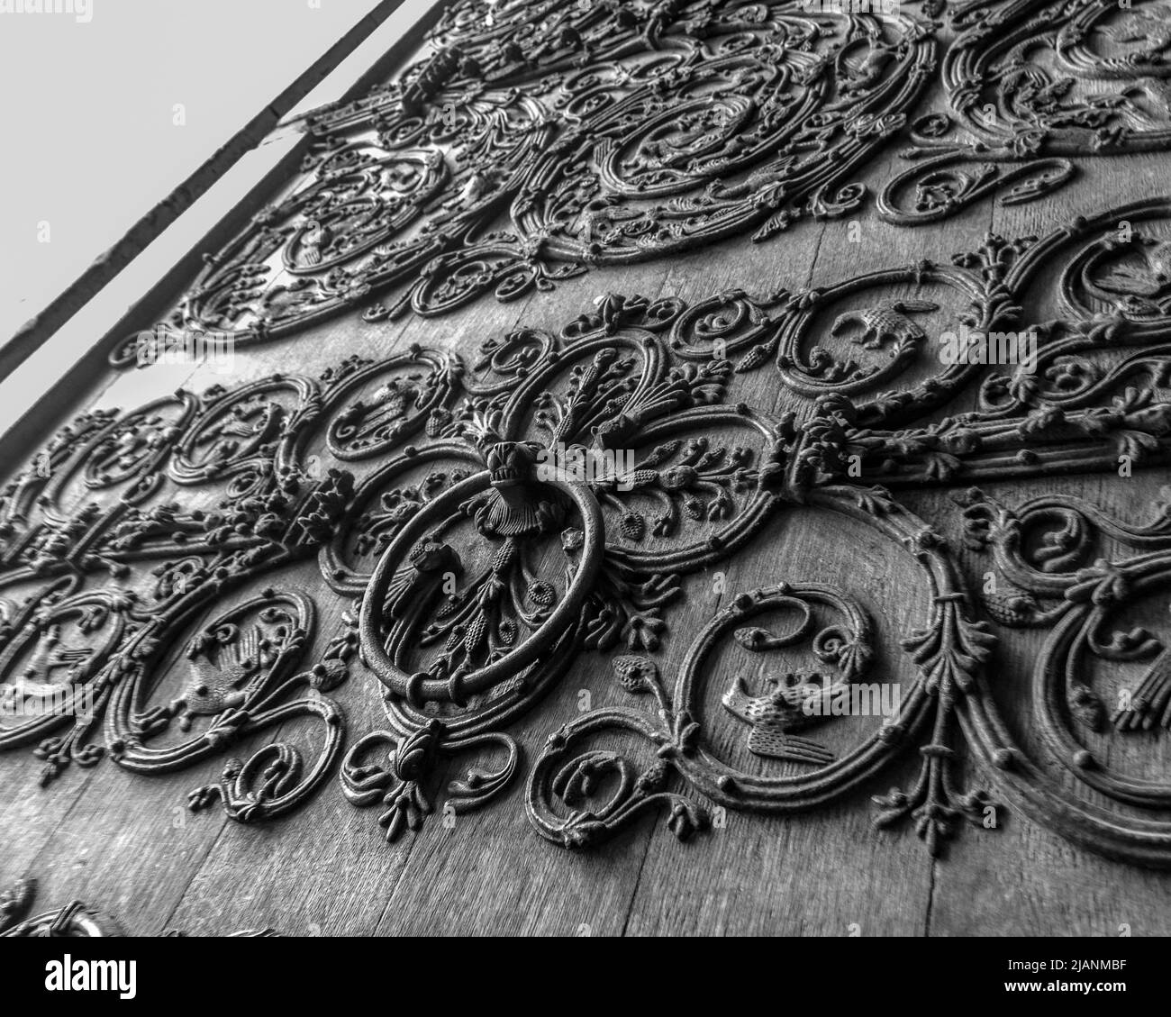 Dettaglio porta della Cattedrale di Notre Dame de Paris, Parigi, Francia. Vecchia porta in legno con un primo piano in metallo. La cattedrale Notre-Dame de Paris Foto Stock